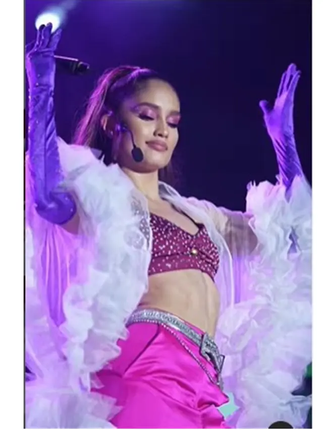 Disebut Mirip Ariana Grande, Ini 6 Potret Aksi Panggung Cinta Laura di Konser Musik
