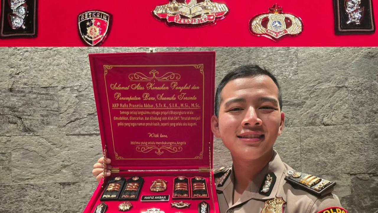 AKP Hafiz Akbar Unggah Potret Bareng Istri Atas Kenaikan Pangkat 3 Balok Emas di Pundak