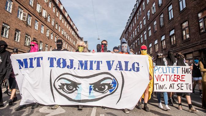 Demonstran melakukan protes larangan penggunaan cadar di Kopenhagen, Denmark, Rabu (1/8). Aksi tersebut mengecam kebijakan pemerintah Denmark yang memberlakukan larangan penggunaan cadar di tempat umum. (Mads Claus Rasmussen/Ritzau Scanpix via AP)
