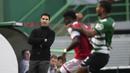 Pelatih Arsenal, Mikel Arteta memberikan instruksi kepada pemainnya saat laga leg pertama Liga Europa 2022/2023 melawan Sporting CP di Jose Alvalade Stadium, Lisbon, Jumat (10/03/2023) dini hari WIB. Laga berakhir dengan skor imbang 2-2. (AP Photo/Armando Franca)
