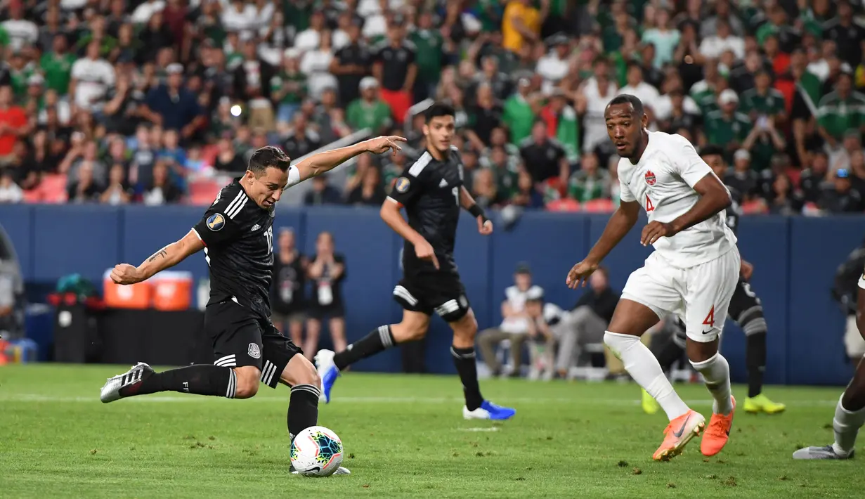 Andres Guardado (kiri) merupakan pemain senior tim nasional Meksiko. Andres Guardado yang berumur 36 tahun telah tampil sebanyak 177 kali membela Mexico dan memenangkan beberapa trofi, salah satunya memenangkan Piala CONCACAF pada tahun 2015. (AFP/Robyn Beck)
