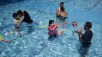 Anak-anak Palestina yang menderita autisme berpartisipasi dalam sesi terapi renang di Beit Lahia di Jalur Gaza utara  (5/8/2019). (AFP Photo/Mohammed Abed)