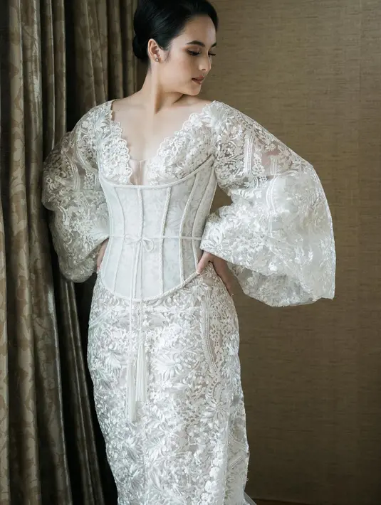 Bridal robe yang membuat Chelsea Islan seperti Putri Kerajaan Eropa tersebut memiliki detail lengan dramatis dan gaun bodice [@monicaivena]