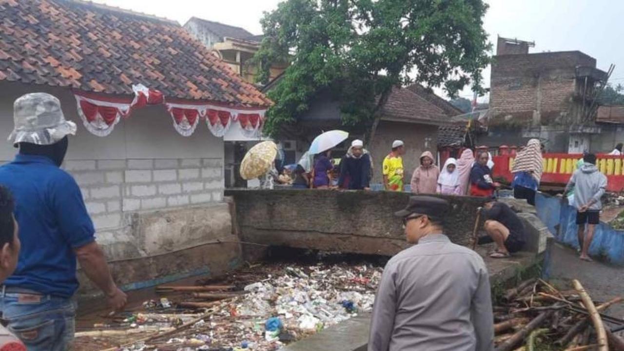 BPBD Garut Sigap Tangani Banjir Bandang Cisurupan, Puluhan Rumah Terdampak Lumpur