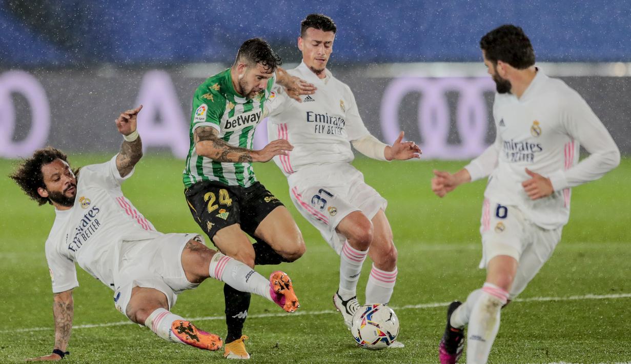 Bek Real Madrid, Marcelo (kiri) berusaha menghentikan laju striker Real Betis, Aitor Ruibal dalam laga lanjutan Liga Spanyol 2020/2021 pekan ke-33 di Alfredo Di Stefano Stadium, Madrid, Sabtu (24/4/2021). Real Madrid bermain imbang 0-0 dengan Real Betis. (AP/Bernat Armangue)