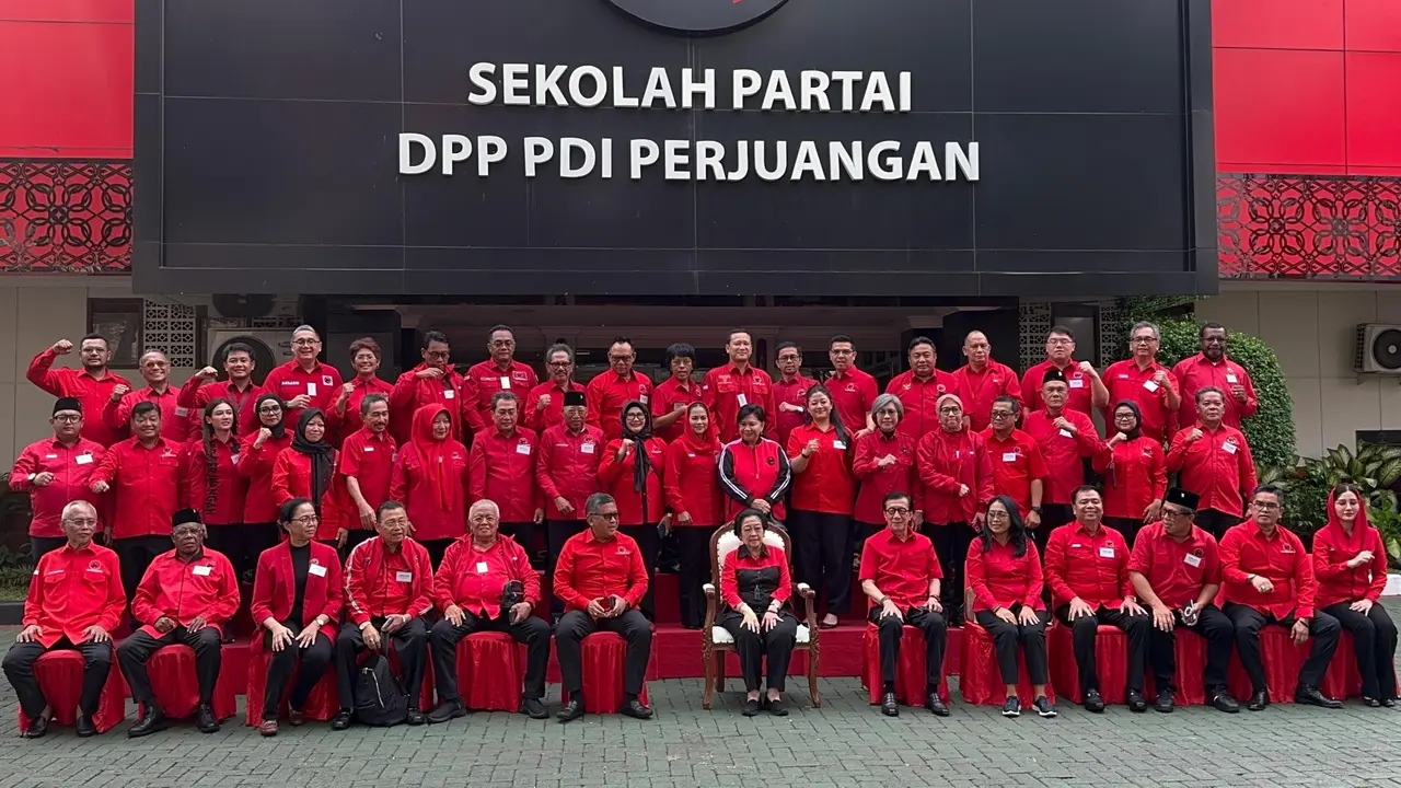 Ketua Umum PDI Perjuangan Megawati Soekarnoputri didampingi Sekretaris Jenderal DPP Partai, Hasto Kristiyanto menghadiri proses pendalaman kepribadian melalui psikotes yang dilakukan terhadap seluruh anggota Fraksi PDIP DPR RI.