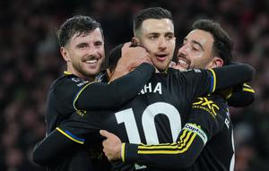 Bruno Fernandes dan Mason Mount menjadi dua pilar utama Setan Merah saat taklukkan Wolverhampton Wanderers. Keduanya mampu tampil apik dan membawa MU berjaya di Molineux Stadium. (AP Photo/Dave Shopland)