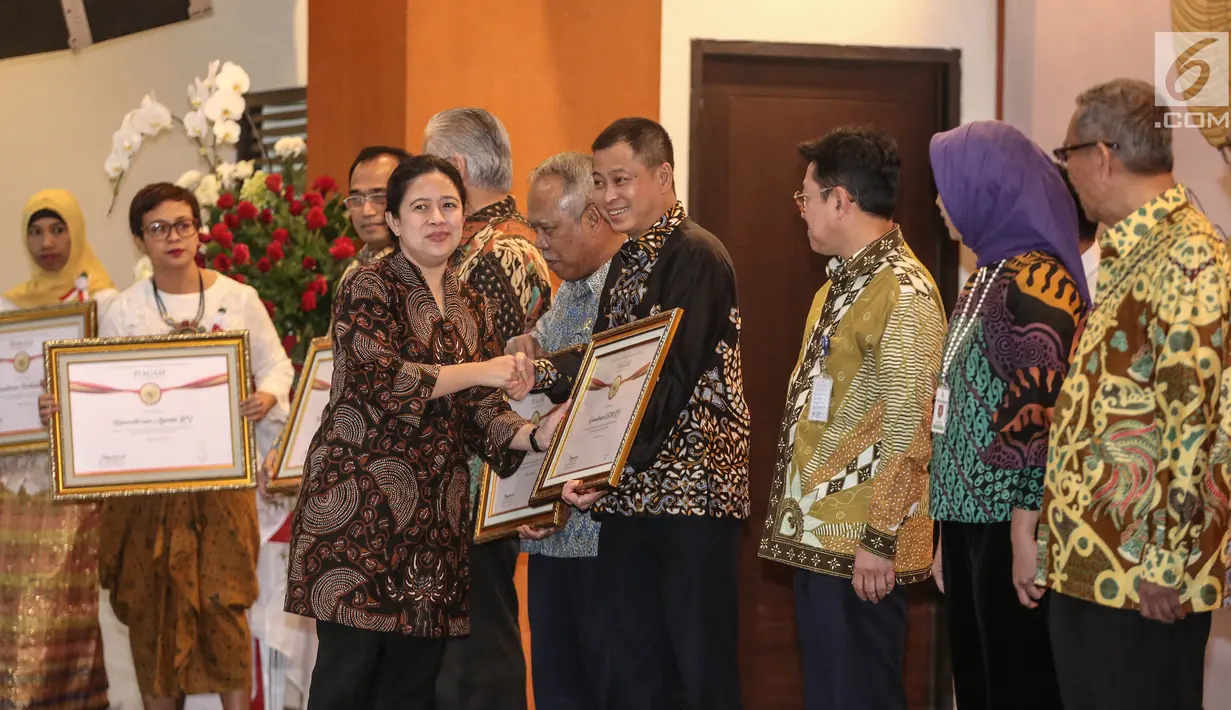 Menko PMK, Puan Maharani memberikan penghargaan Prestasi Penyelenggaraan Lebaran 2017 kepada Menteri ESDM Ignasius Jonan di Jakarta, Selasa (1/8). UKP-PIP memberi penghargaan kepada 15 instansi pemerintah. (Liputan6.com/Faizal Fanani)