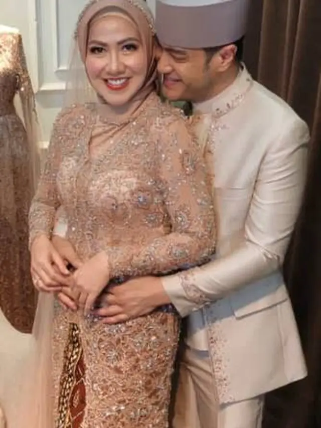 Tampil Serasi, Ini 7 Potret Mesra Venna Melinda dan Ferry Irawan Pakai Baju Pengantin