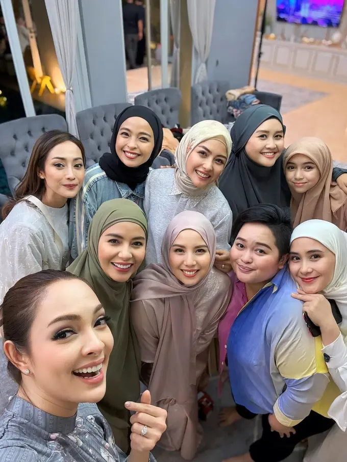 Potret buka bersama Reisa Broto Asmoro dengan selebriti lainnya (Sumber: Instagram/@reisabrotoasmoro)