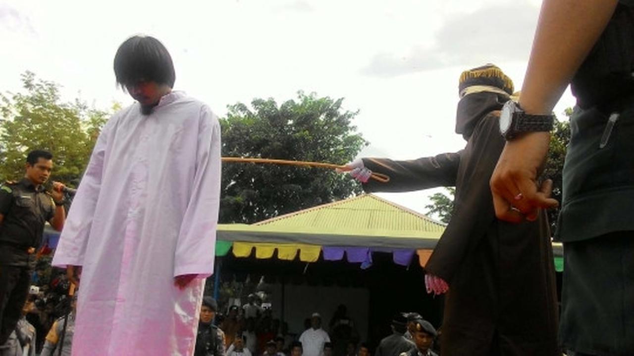 Tiga penjudi sabung ayam dihukum cambuk di depan umum