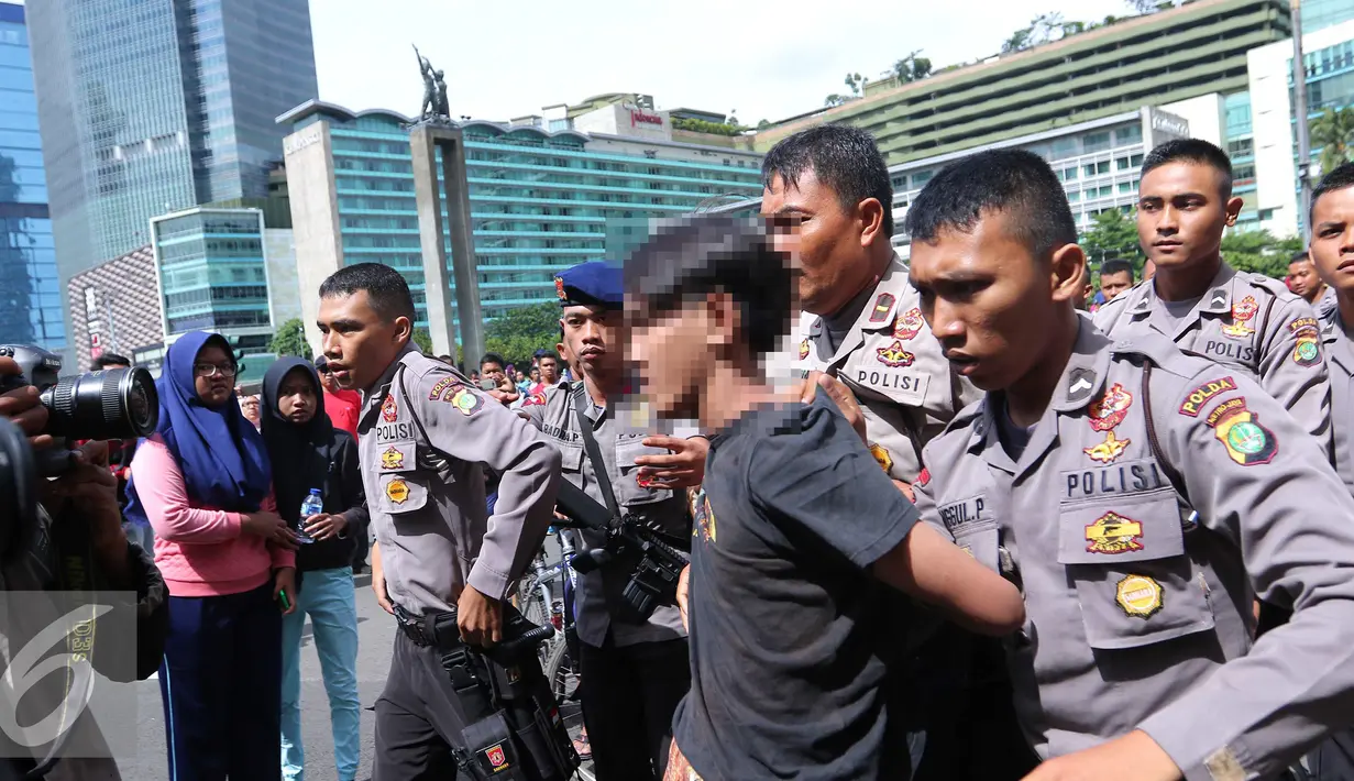 Remaja ini diamankan polisi karena melakukan penodongan kepada pengunjung CFD, Jakarta, Minggu (2/10). Mereka pun langsung ditangkap setelah korban mengadu ke petugas keamanan terdekat. (Liputan6.com/Angga Yuniar)
