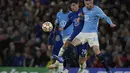 Gelandang Chelsea, Kai Havertz berebut bola dengan pemain Malmoe, Lasse Nielsen pada pertandingan Grup H Liga Champions di stadion Stamford Bridge di London, Kamis (21/10/2021). Chelsea menang telak atas Malmoe 4-0. (AP Photo/Alastair Grant)