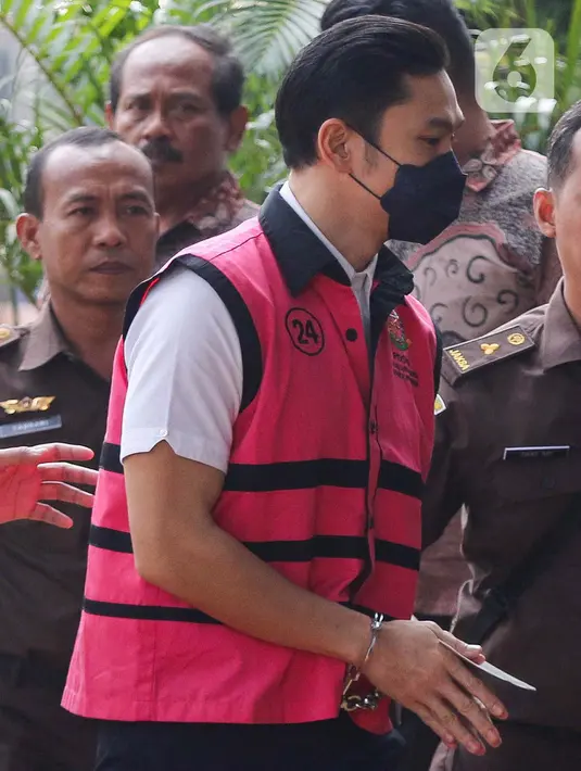 Keduanya nampak tidak berkata-kata saat digiring masuk anggota ke dalam Gedung Kejaksaan Negeri Jakarta Selatan. (Liputan6.com/Herman Zakharia)