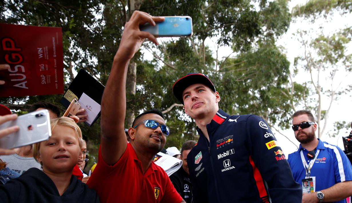 Pembalap F1 Red Bull, Max Verstappen berselfie bersama penggemarnya saat tiba di Sirkuit Melbourne Grand Prix di Melbourne, Jumat (15/3). (Reuters/Edgar Su)