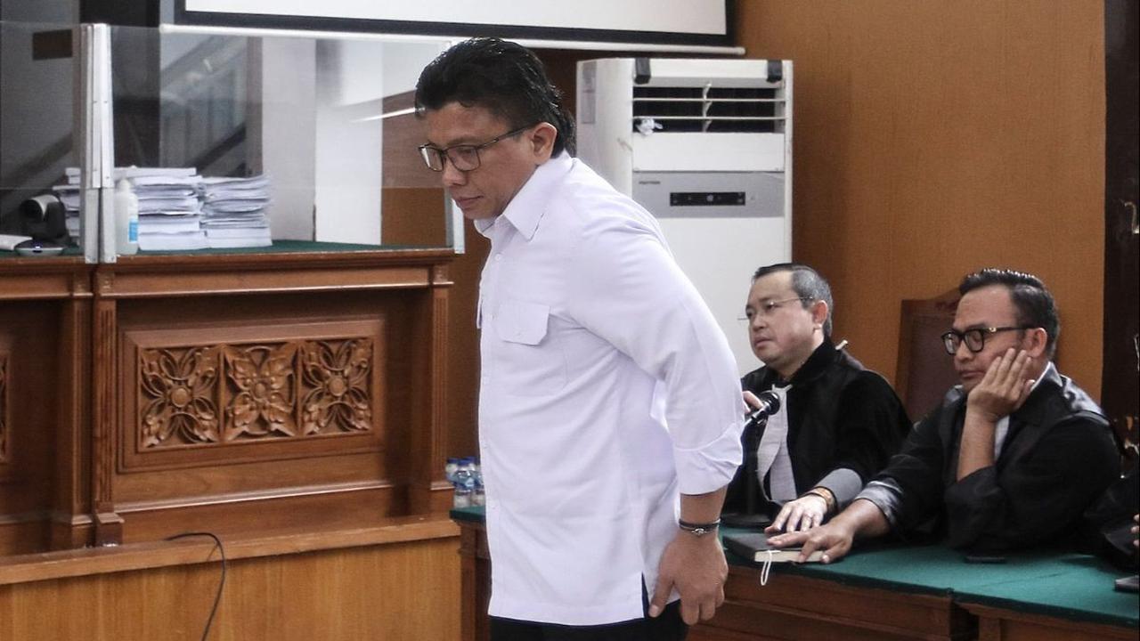 Untuk Ferdy Sambo, dari vonis pidana mati menjadi penjara seumur hidup.