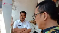 Plh Kota Bandung Dadang Supriatna meninjau langsung rumah Pak Eko, Selasa (18/9/2018)