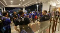 Pemain dan Official Persib Bandung bersip menuju Stadion Sidoarjo, Sabtu (11/6/2016). (Bola.com/Nicklas Hanoatubun)