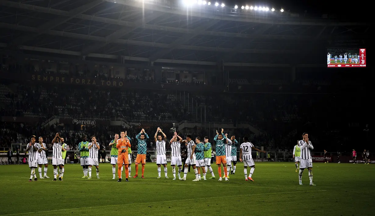 Para pemain Juventus merayakan kemenangan melawan Torino pada pertandingan lanjutan Liga Serie A Italia di di Stadio Olimpico Grande Torino di Turin, Italia, Sabtu (15/10/2022). Juventus menang tipis atas Torino 1-0. (Marco Alpozzi/LaPresse via AP)