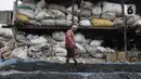 Pekerja menjemur sampah plastik yang sudah dicacah di industri rumahan kawasan Kelurahan Jatirahayu, Bekasi, Jawa Barat, Kamis (9/11/2023). (merdeka.com/Imam Buhori)