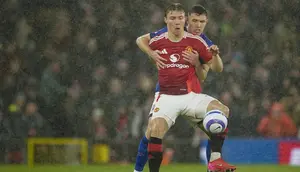 Penyerang Manchester United, Rasmus Hojlund, kembali mandul saat timnya menang 3-2 atas Ipswich Town pada laga pekan ke-27 Premier League di Old Trafford, Kamis (27/02/2025) dini hari WIB.&nbsp;(AP Photo/Dave Thompson)