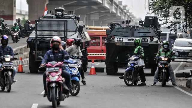FOTO: Penyekatan PPKM Darurat, Kendaraan Taktis TNI-Polri Tutup Jalan Kalimalang