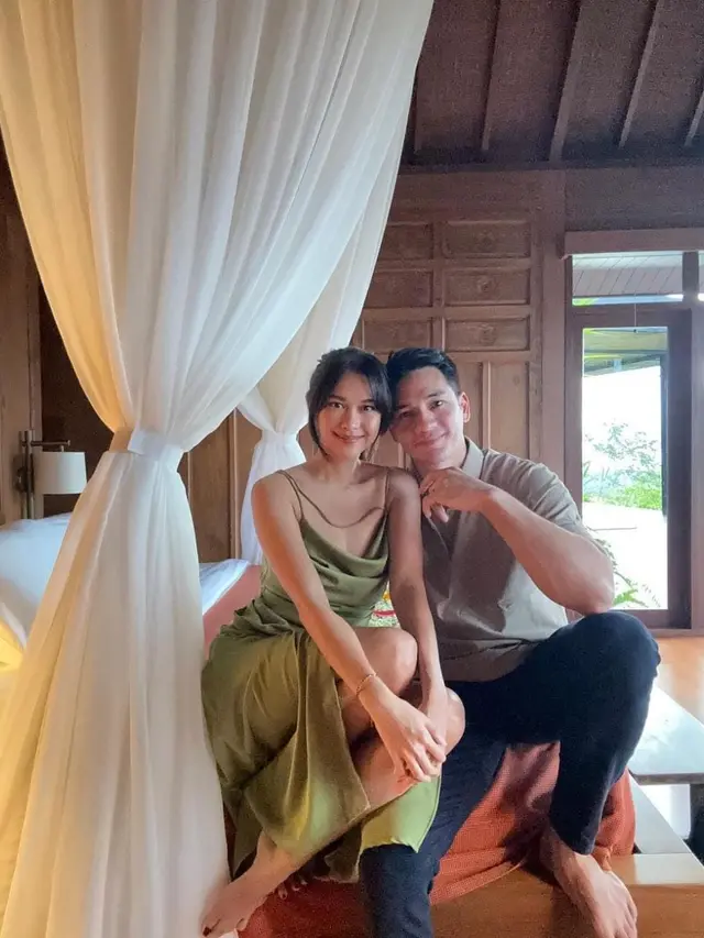 Potret Mesra Nana Mirdad dan Andrew White di Atas Ranjang