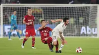 Gelandang Real Madrid, Isco, berebut bola dengan striker Kashima Antlers, Hiroki Abe, pada laga Piala Dunia Antarklub di Stadion Zayed Sports City, Abu Dhabi, Rabu (19/12). Madrid menang 3-1 atas Kashima. (AFP/Giuseppe Cacace)