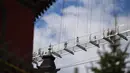 Wisatawan berjalan di atas jembatan gantung berlantai kaca di kawasan wisata nasional Hongshiya di Wilayah Zhuozi, Ulanqab, Daerah Otonom Mongolia Dalam, China utara, pada 15 Agustus 2020. (Xinhua/Peng Yuan)