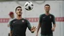 Striker Portugal, Andre Silva, mengontrol bola saat latihan jelang laga putaran kedua Piala Dunia di Kratovo, Rusia, Selasa (19/6/2018). Portugal akan berhadapan dengan Maroko. (AP/Francisco Seco)