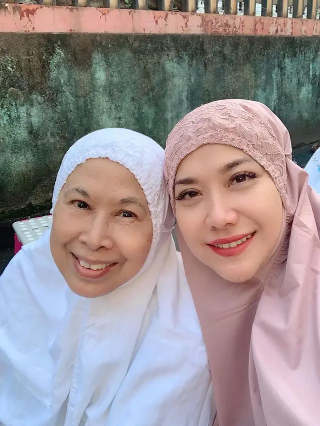 6 Pesona Bunga Citra Lestari saat Pakai Hijab, Makin Anggun