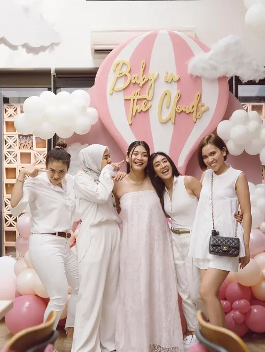 Tidak diketahui secara pasti emngapa Adipati Dolken tidak hadir, tetapi kemungkinan dia sedang sibuk dengan urusan pekerjaan di dunia perfilman Tanah Air. [instagram/cantitachril]