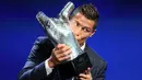 Cristiano Ronaldo menerima penghargaan UEFA Best Player in Europe 2015-2016. Secara total, Ronaldo mencetak 54 gol dalam 55 pertandingan untuk Real Madrid dan Portugal dalam satu musim. (AFP/Valery Hache)