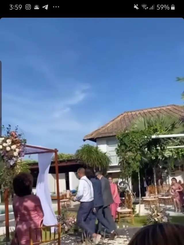 Ello saat memasuki lokasi pernikahan bersama Cindy (Instagram Stories)