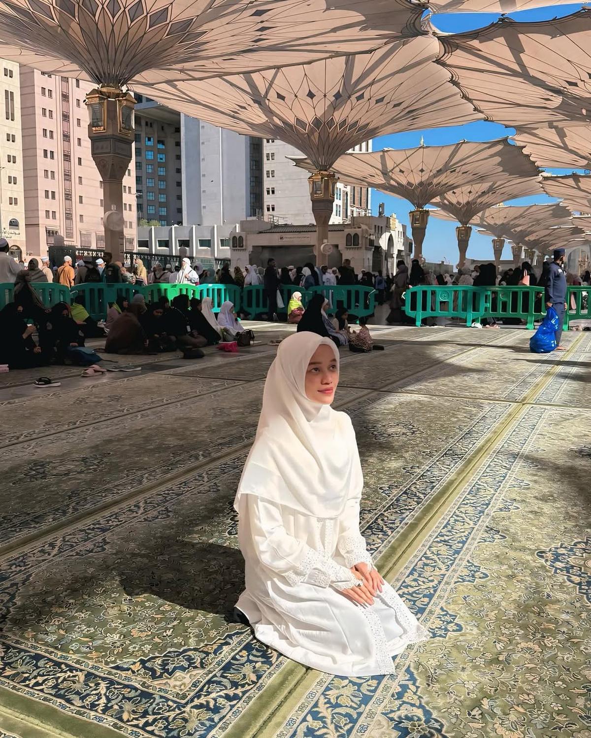 Disebut Makin Memesona, Ini Potret Penampilan Ummi Quary di Berbagai Momen dengan Berbagai Gaya Outfit