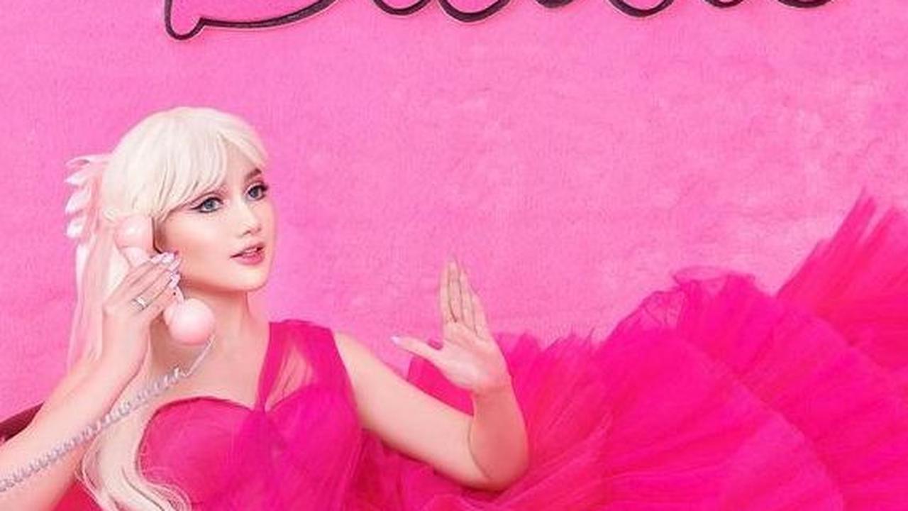 Sama-sama Makeup ala Barbie, Intip Adu Penampilan Tasya Farasya dan Nanda Arsyinta