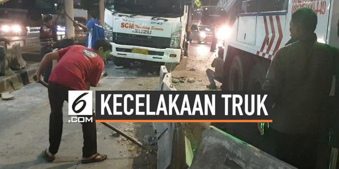 VIDEO: Sopir Mengantuk, Truk Kontainer Nyangkut di Separator Busway