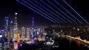 Cahaya terpancar dari Sinar Mas Plaza di Shanghai, China pada 26 Oktober 2020. Pertunjukan cahaya akan digelar pada 5 November untuk merayakan pembukaan Pameran Impor Internasional China (China International Import Expo/CIIE) ketiga, yang berlangsung di Shanghai pada 5-10 November. (Xinhua/Fang Zhe)