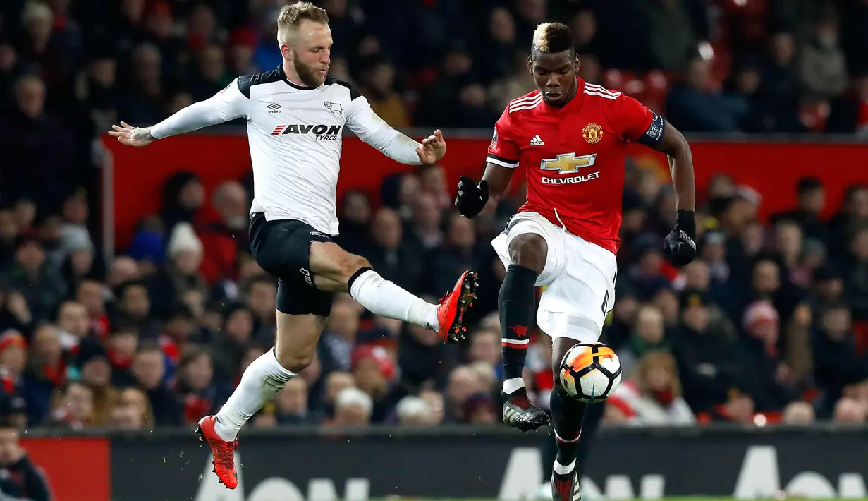 Gelandang Manchester United, berusaha mengontrol bola dari kawalan pemain Derby County, Johnny Russell saat bertanding pada babak tiga Piala FA di Old Trafford, Inggris (5/1). MU menang 2-0 atas Derby County. (Martin Rickett/PA via AP)