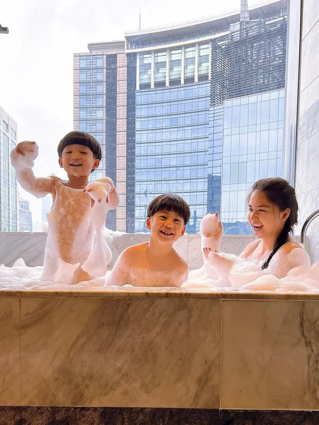 [Fimela] Potret keluarga Putri Titian - Junior Liem