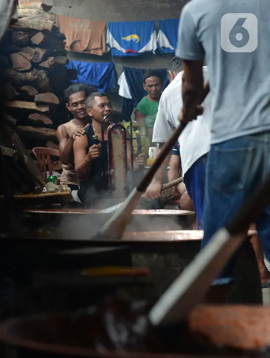 Pekerja memproduksi dodol Betawi di rumah industri di kawasan Pasar Minggu, Jakarta, Selasa (4/5/2021). Harga dodol Betawi berbeda-beda tergantung rasa yang ditawarkan. (merdeka.com/Imam Buhori)
