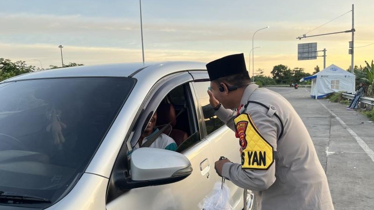 KSKP Bakauheni Bagi Takjil Gratis, Pastikan Mudik Aman dan Lancar di Pelabuhan