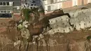 Bangunan apartemen berpenghuni terancam runtuh ke Samudera Pasifik dibaris Esplanade Ave di Pacifica, California, USA (26/1). Tiga Kompleks apartemen dikota ini  telah mengalami erosi akibat badai El Nino menghantam tebing pantai. (REUTERS/Noah Berger)