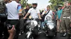 Gubernur DKI Jakarta Anies Baswedan mengendarai Vespa saat mengikuti konvoi Jakarta Karnaval (Jakarnaval) 2018 di Jalan Medan Merdeka Selatan, Jakarta, Minggu (8/7). Karnaval digelar dalam rangka HUT ke-491 DKI Jakarta. (Merdeka.com/Iqbal S Nugroho)