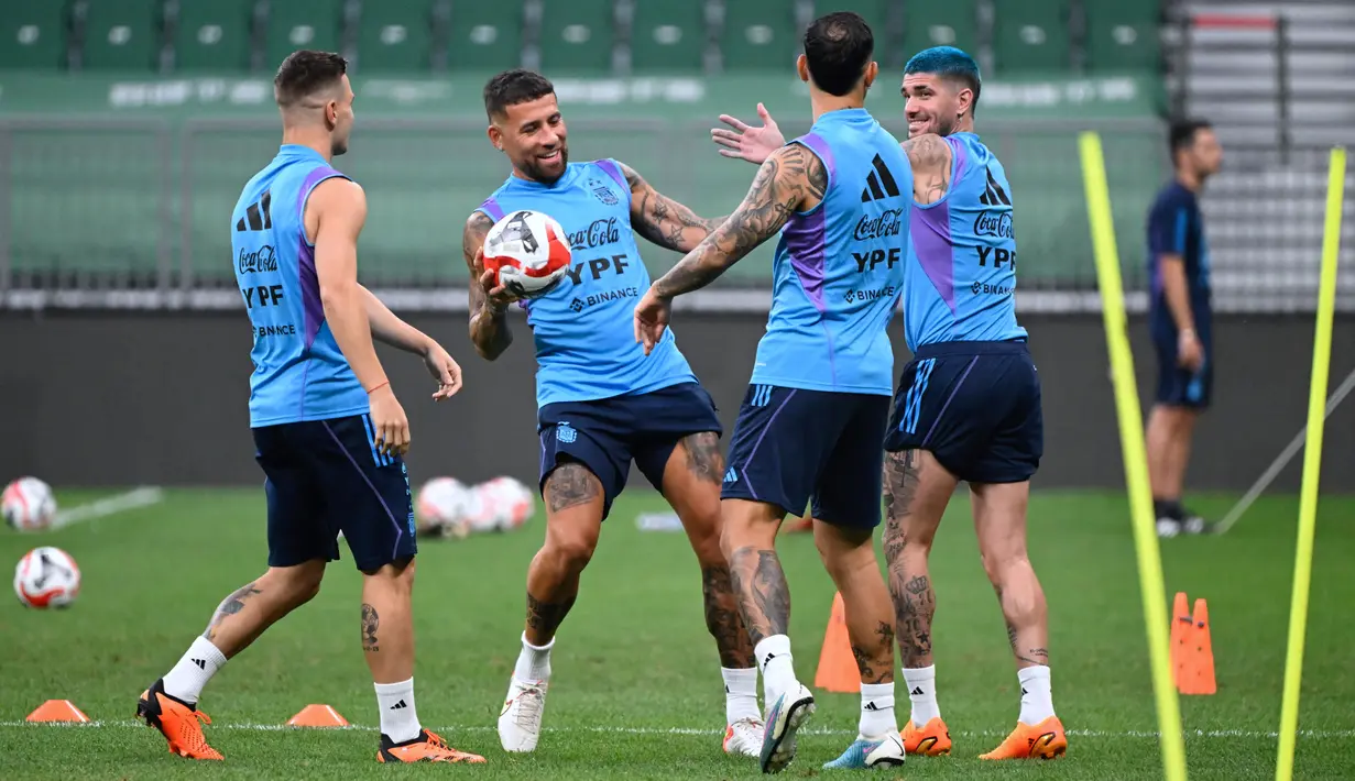 Argentina dijadwalkan melakoni dua uji coba di Asia bulan ini. Setelah melawan Australia di China, empat hari berselang, juara Piala Dunia 2022 itu akan menghadapi Timnas Indonesia di Jakarta. (Photo by Pedro PARDO / AFP)