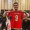 Bertemu 7 Legenda MU, Ricky Harun Bawa Jersey untuk si Buah Hati