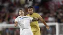 Gelandang Sevilla, Erik Lamela berebut bola udara dengan bek Barcelona, Eric Garcia selama pertandingan lanjutan La Liga Spanyol di Seville, Spanyol, Sabtu (3/9/2022). Barcelona menang telak atas Sevilla 3-0. (AP Photo/Jose Breton)