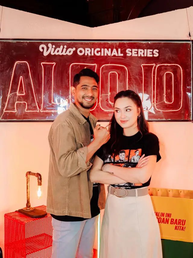 6 Potret Kompak Arya Saloka dan Caitlin Halderman untuk Series Algojo, Bikin Heboh