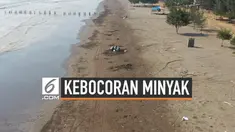 Pertamina memberdayakan warga membersihkan gumpalan minyak mentah dan lumpur akibat terjadinya kebocoran Migas di laut. Warga membersihkan gumpalan minyak di Pantai Pakis.