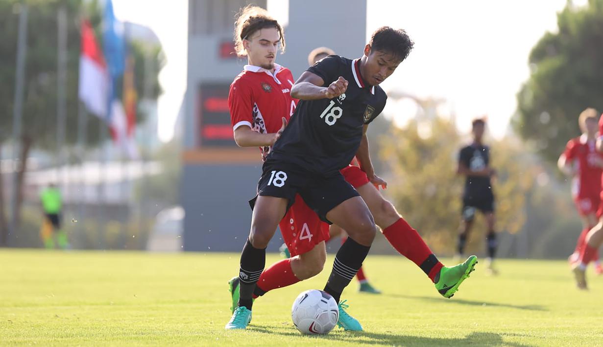 Tampil dengan mayoritas starter yang berbeda dibanding pertemuan pertama, Alfriyanto Nico dkk memang menghadapi pertahanan kokoh dari para pemain belakang Moldova U-20 sejak awal babak pertama. (Dok. PSSI)